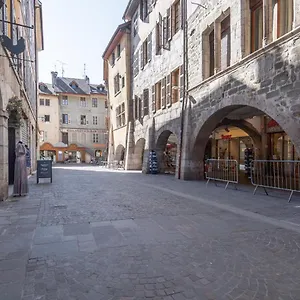 apartment-in-the-heart-of-the-old-town-of-annecy-and.hotels-rhonealpes.com/